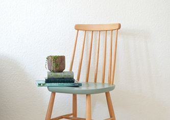 Изображение предметов на стуле