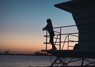 Изображение человека на яхте вечером